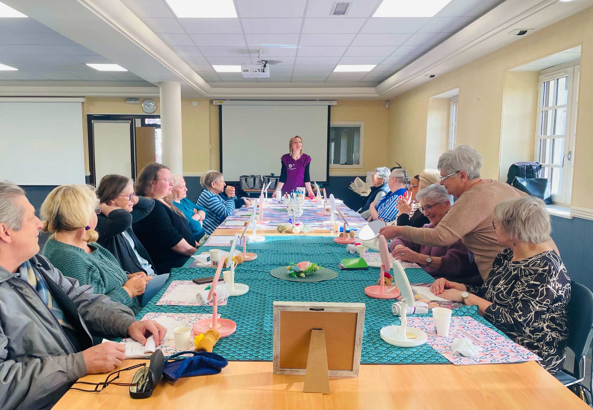 Animatrice guidant un atelier créatif avec un groupe de participants