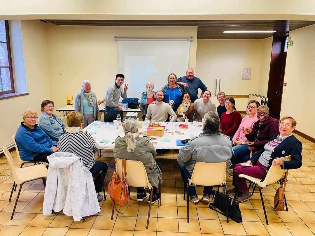 Groupe de membres réunis autour d'une table lors d'un café animé