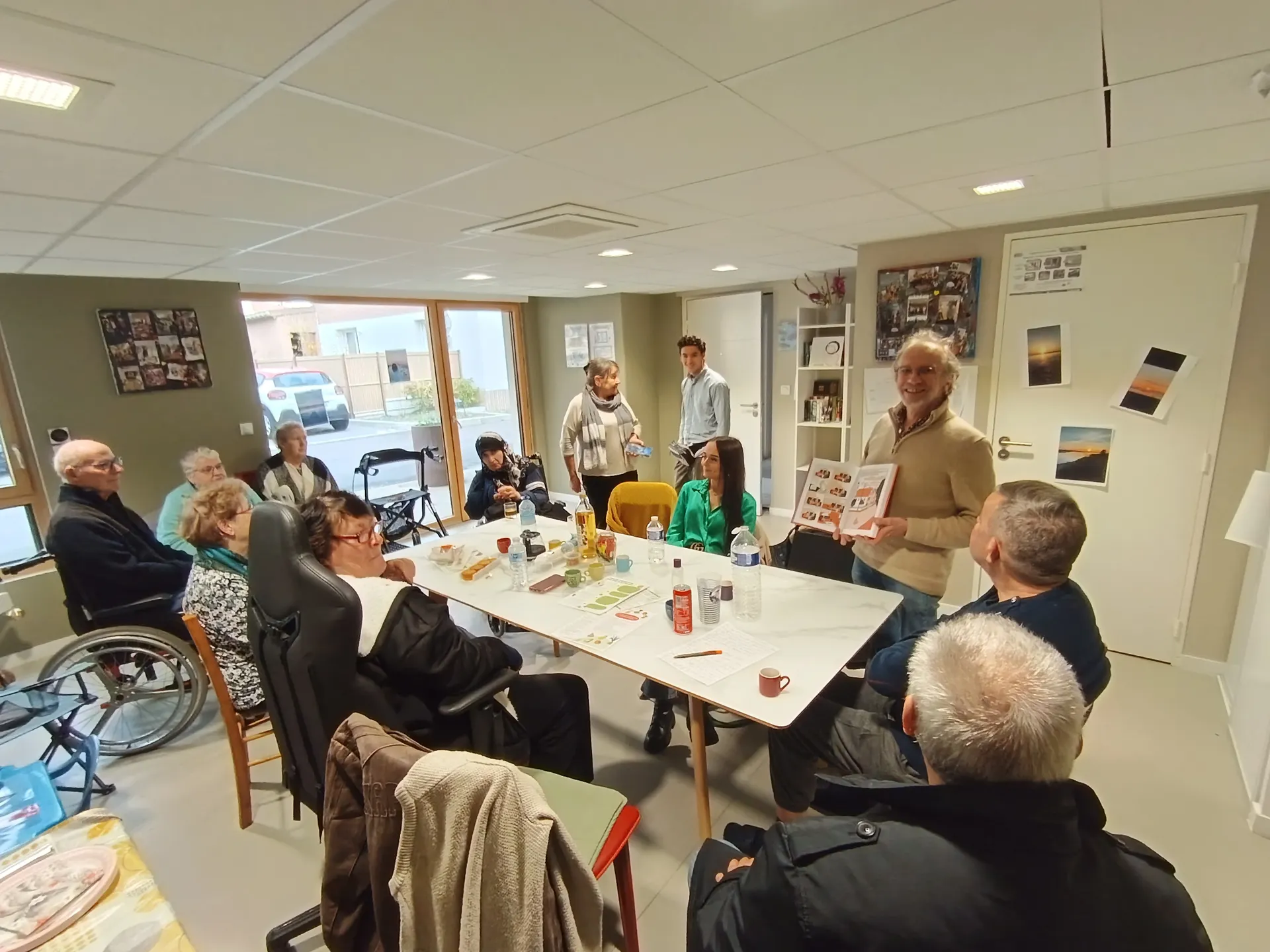 Intervention en café animé : un membre partage son expérience devant le groupe réuni en cercle.