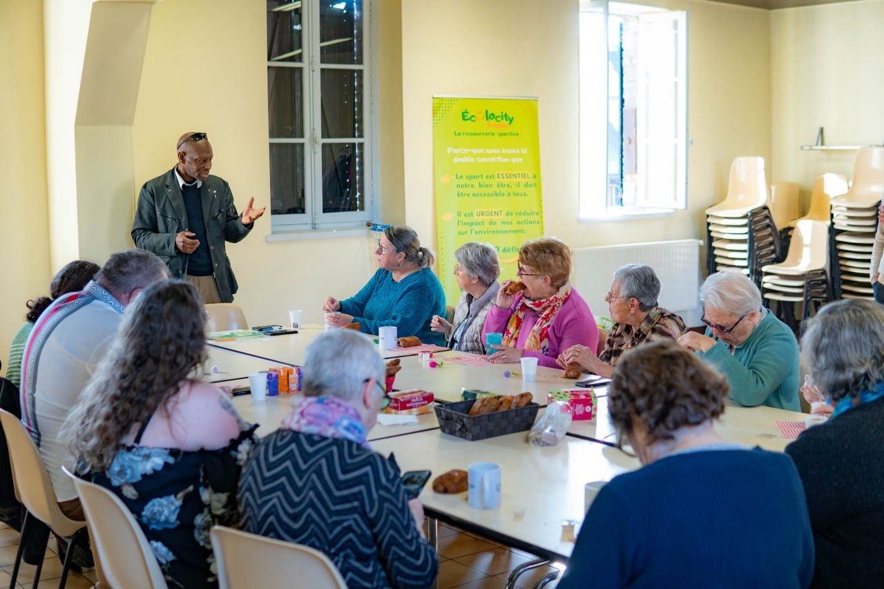 Intervenant animant une conférence lors d'un café animé